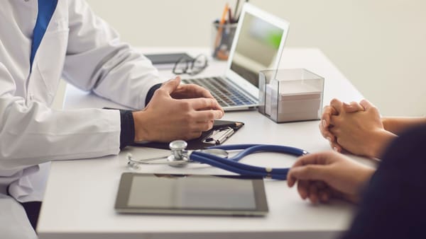 Tinerii medici nu vor mai fi trimiși doar acolo unde lipsesc specialiști. Ministerul schimbă modul de repartizare