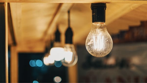 Aproape jumătate din energia electrică consumată într-o zi în R. Moldova, cumpărată prin piața pentru ziua următoare