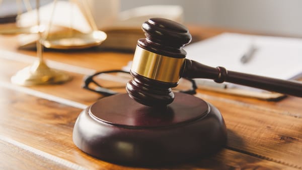 Fost executor judecătoresc, condamnat la 10 ani de închisoare. Este căutat de oamenii legii