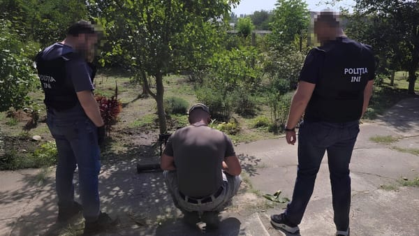 VIDEO/ Lansatoare antitanc ascunse într-o placă de beton, găsite la Cocieri. Urmau să fie vândute pe piața neagră
