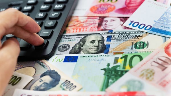 Leul pierde teren în fața dolarului, dar câștigă ușor față de euro. Cum arată cursul valutar miercuri