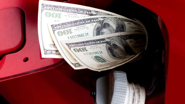 Prețurile la carburanți continuă să crească. Mâine, cel mai mult se scumpește motorina