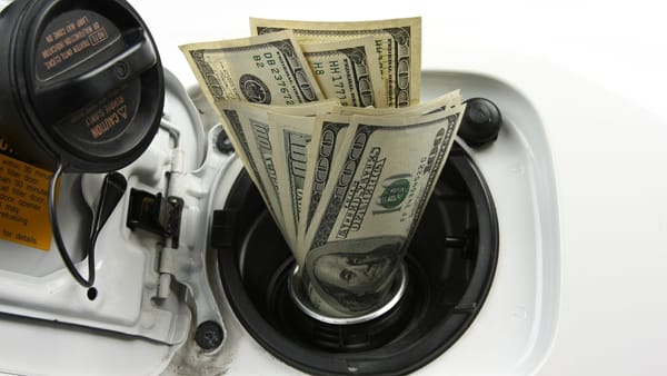 Motorina ajunge la 34,97 lei litrul, cu un ban sub recordul din aprilie. Benzina se scumpește din nou