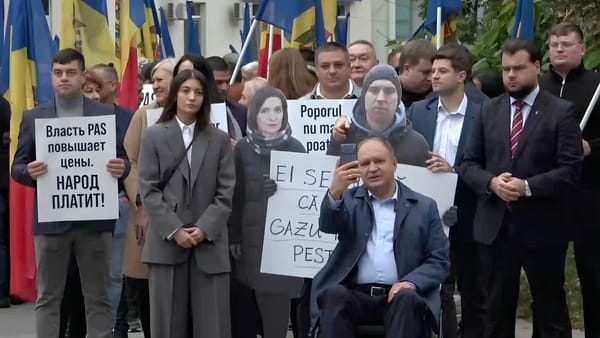 LIVE/ Opoziția protestează în fața ANRE. Agenția urmează să aprobe noile tarife la gazele naturale și căldură