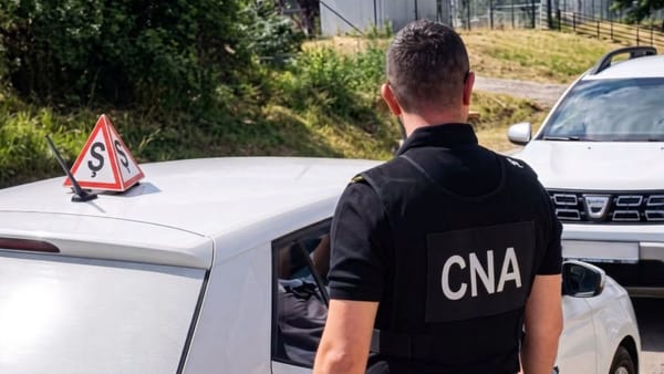 Un instructor auto din Chișinău ar fi cerut 900 de euro pentru a ajuta un candidat să ia permisul