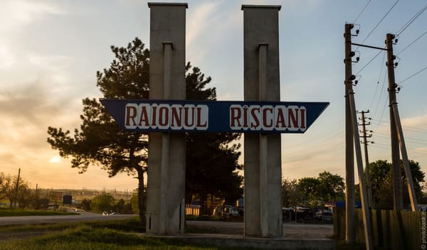 Dronă prăbușită într-un lan de floarea-soarelui din raionul Rîșcani: Serviciile specializate se deplasează la fața locului