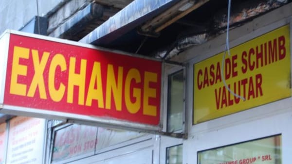 Euro se ieftinește cu aproape patru bani. Dolarul american pierde peste un ban