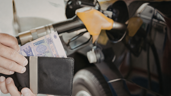 Benzina se scumpește cu 28 de bani, motorina se ieftinește. Cât vor costa carburanții pe 2 septembrie