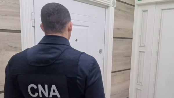 Un bărbat din Chișinău, reținut pentru trafic de influență: ar fi primit peste 3.000 de euro și 7.600 de lei