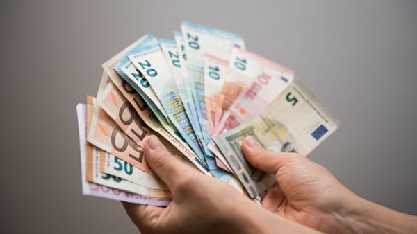 Euro și dolarul se ieftinesc: cursul valutar pentru miercuri, 7 octombrie 2026