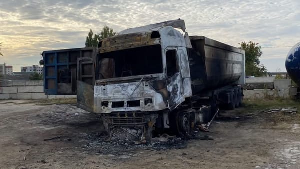 Incendiu nocturn la o bază de camioane din Rezina: intervenția pompierilor a protejat vehiculele din apropiere