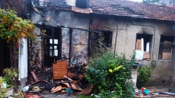 Casă mistuită de foc la Orhei: proprietara de 75 de ani a fost găsită blocată în antreu