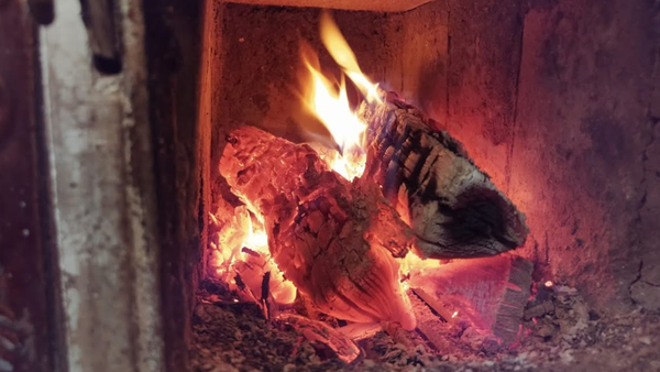 Doi bărbați, găsiți morți în camere diferite ale unei case din Sîngerei. Ar fi fost intoxicați cu monoxid de carbon
