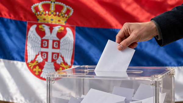 De la proteste la majoritate în Parlament: lista susținută de studenți câștigă alegerile în Serbia