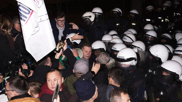 Tensiuni în Polonia după suspendarea președintelui Curții Constituționale. Protestatarii s-au confruntat cu polițiștii
