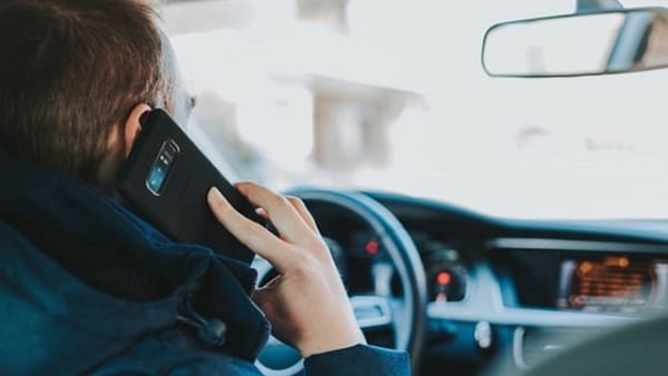 Atenție șoferi! Poliția intensifică verificările privind folosirea telefonului la volan