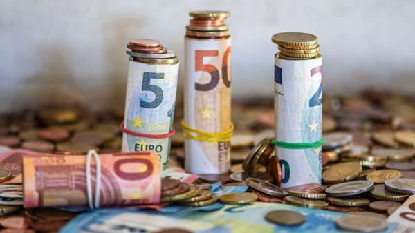 Curs valutar: Euro coboară sub 20,02 lei, iar dolarul și leul românesc se scumpesc