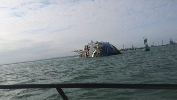 O navă comercială s-a scufundat în Marea Neagră, după ce ar fi fost lovită de drone. Un marinar a murit