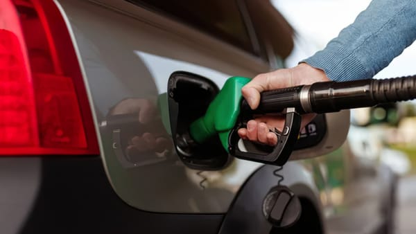 Motorina se scumpește cu 18 bani, iar benzina se ieftinește cu 22 de bani
