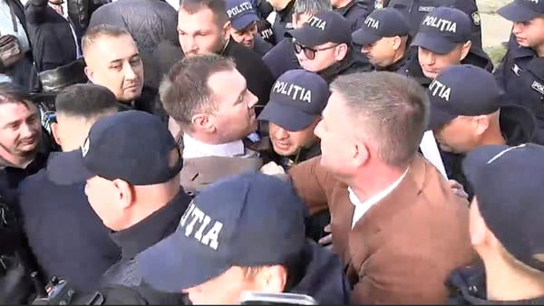LIVE/ O nouă zi, același conflict în scuarul Catedralei Mitropolitane. Sunt prezenți zeci de polițiști