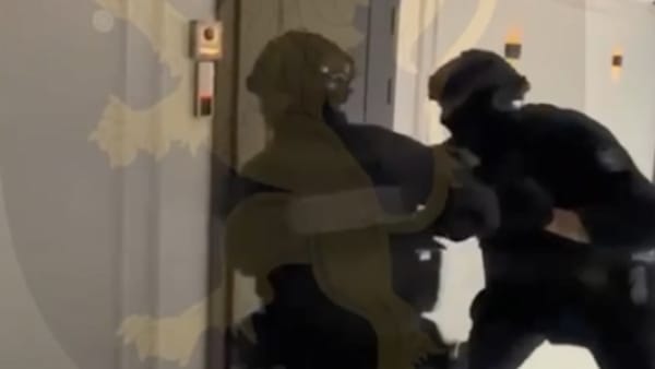 VIDEO/ Percheziții într-o rețea de cinci call-centre din capitală. Mai multe persoane, reținute