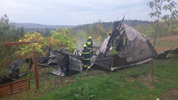 FOTO/ Incendiu la o pensiune turistică din raionul Hîncești. O cabană a ars în totalitate
