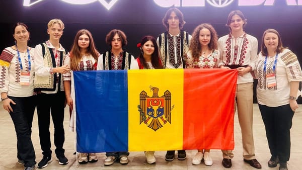 Cinci elevi din R. Moldova, campioni la robotică în Coreea de Sud. Au obținut o medalie de aur și două de argint