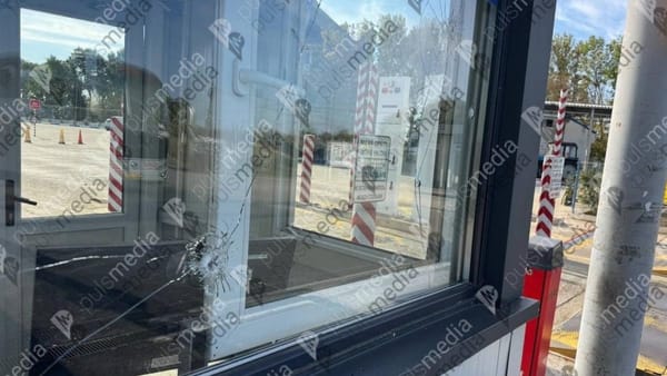 FOTO/ În zona PTF Palanca a căzut un proiectil. Un polițist de frontieră a fost rănit, iar un autobuz de rută a fost avariat