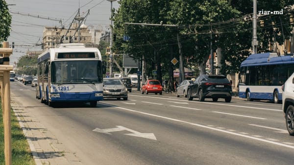 Parcări cu plată, mașini abandonate și transport public mai aproape de oameni. Guvernul propune noile reguli pentru orașe