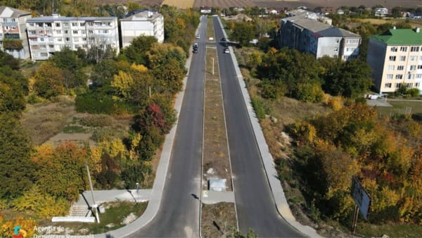 FOTO/ Drumuri asfaltate, curți renovate și terenuri de sport. Cum se schimbă zona Dumbrava din Edineț