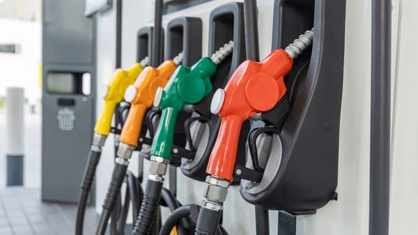 Benzina continuă să se ieftinească, iar motorina scade ușor. Prețurile pentru joi
