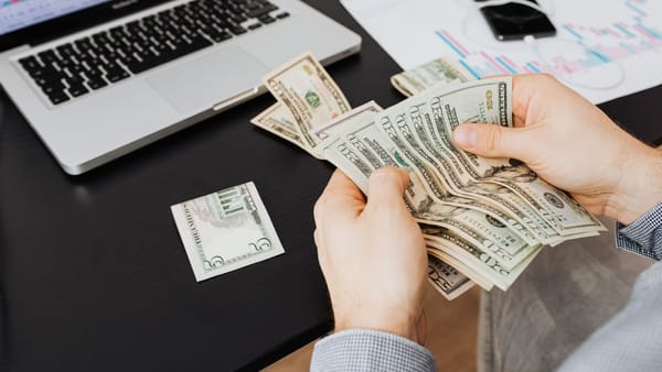 Leul moldovenesc pierde teren în fața principalelor valute. Cât valorează euro și dolarul pe 21 octombrie