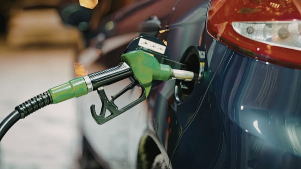 Benzina continuă să se ieftinească, dar motorina se apropie de 36 de lei. Noile prețuri pentru 23 octombrie