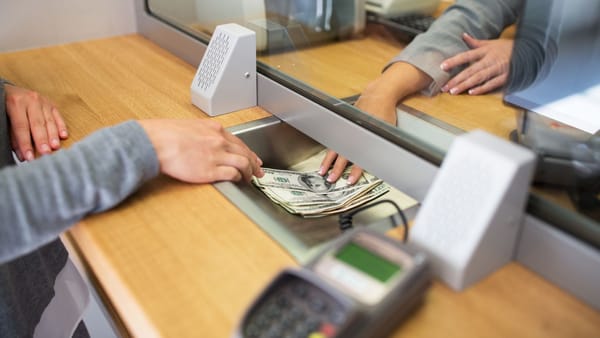 Dolarul urcă, iar euro continuă să scadă. Cursul stabilit de BNM pentru 2 octombrie