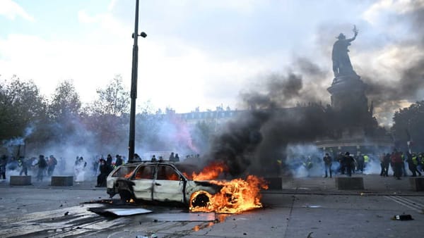Proteste violente în Franța. Președintele Emmanuel Macron cere pedepse dure pentru cei care au spart și au jefuit