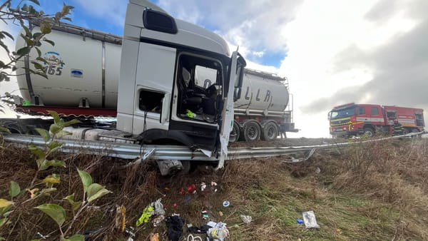 O autocisternă cu 23.000 de litri de vin a ieșit de pe șosea în România. Șoferul moldovean, salvat de pompieri