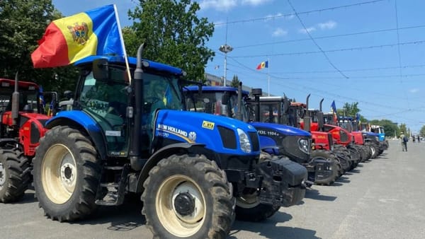 Fermierii amenință cu proteste și ar putea scoate tractoarele pe drumuri în zilele de joi și vineri