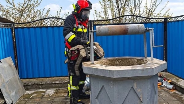 A căzut într-o fântână de 15 metri după ce s-a rupt funia de care se ținea. Un bărbat din Telenești, salvat de pompieri