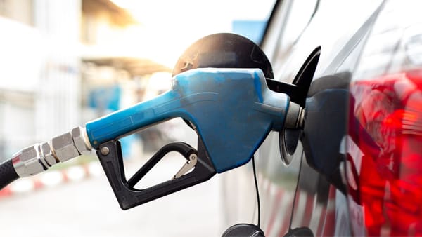 Carburanții continuă să se ieftinească. ANRE anunță noi reduceri pentru benzină și motorină