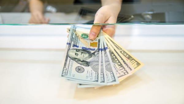 Euro se scumpește, dolarul pierde teren. Cât valorează principalele valute vineri, 16 octombrie