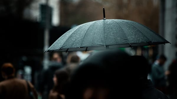 Săptămâna începe cu ploi și vreme răcoroasă în R. Moldova. Codul galben de precipitații rămâne în vigoare