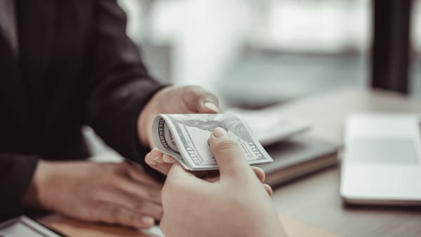 Dolarul se scumpește cu peste șapte bani, iar euro continuă să crească. Cursul valutar pentru 20 octombrie