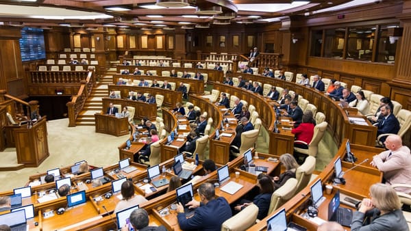 LIVE/ Parlamentul se întrunește în ședință. Deputații vor examina 13 proiecte, dintre care patru sunt marcate cu sigla UE
