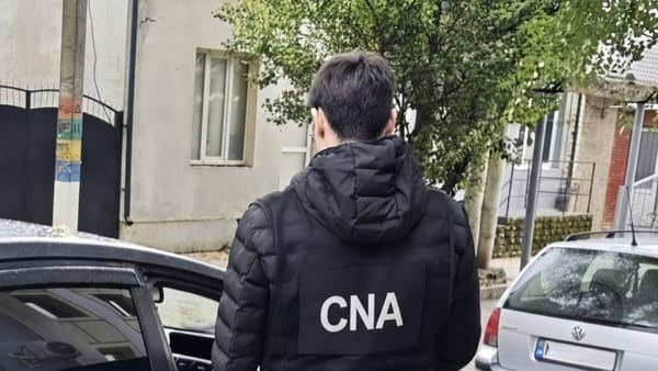 I-ar fi dat bani pentru permise auto, apoi l-au „turnat” la CNA: un bărbat din Bălți, reținut