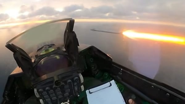 FOTO/ Alertă la Marea Neagră: Piloții români au doborât două drone militare în apropiere de Sulina