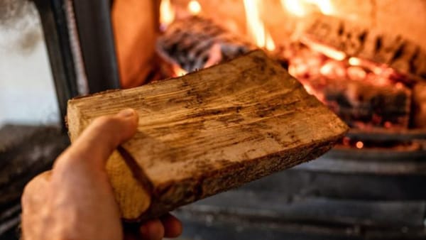 Trei persoane, spitalizate după ce s-ar fi intoxicat cu monoxid de carbon emanat de sobe