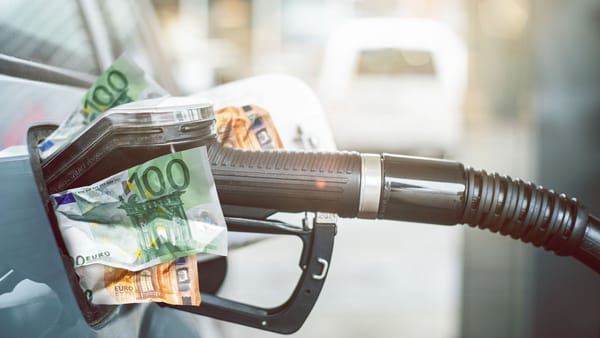 Motorina se scumpește, benzina se ieftinește. Cât vor costa carburanții marți