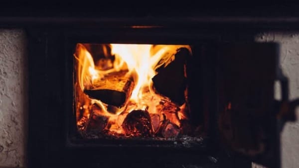 Un bărbat de 71 de ani, salvat dintr-o locuință cu fum la Fălești. Soția a alertat pompierii