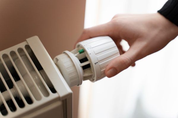 Nouă metodă de compensare a consumului de energie. Cetățenii vor putea primi bani în numerar pentru plata facturilor