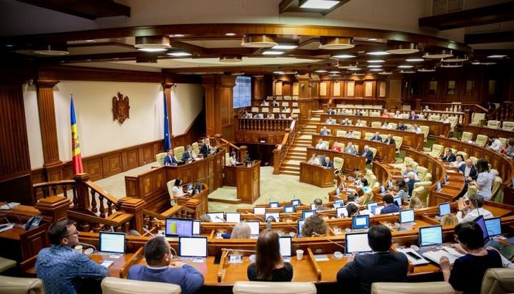 Politica bugetar-fiscală pe anul 2024, aprobată în a doua lectură: Proiectul conține și descurajarea fenomenului „salariul în plic”